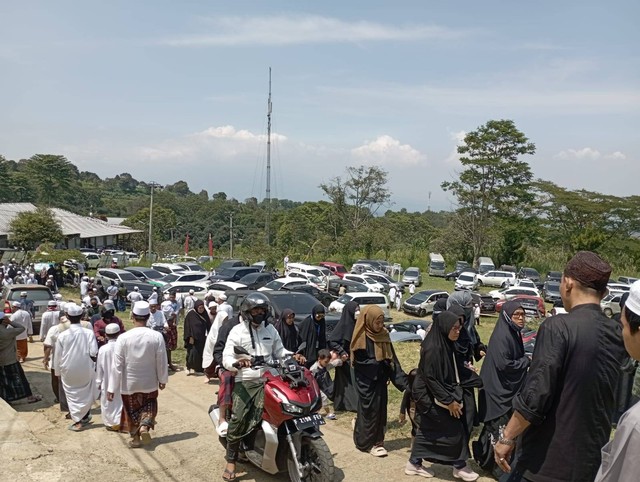 Jemaah padati Markaz Syariah di Megamendung, Kabupaten Bogor, Jabar, Minggu (17/12). Mereka datang untuk mengikuti pemakaman istri Habib Rizieq Shihab, Syarifah Fadhlun Yahya. Foto: Dok. Istimewa