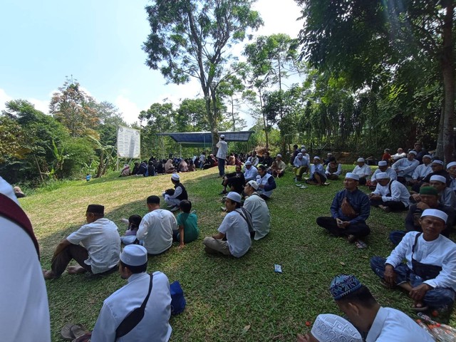 Jemaah padati Markaz Syariah di Megamendung, Kabupaten Bogor, Jabar, Minggu (17/12). Mereka datang untuk mengikuti pemakaman istri Habib Rizieq Shihab, Syarifah Fadhlun Yahya. Foto: Dok. Istimewa