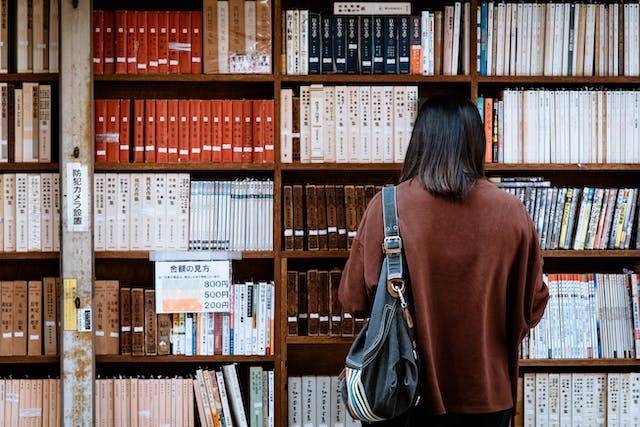 Universitas bina nusantara kampus anggrek. Foto hanya ilustrasi, bukan tempat sebenarnya. Sumber foto: Pexels/Abby Chung 