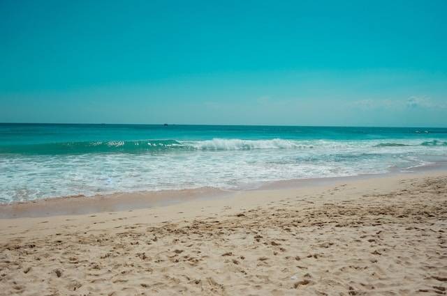 Pantai Dreamland Bali. Sumber Foto: Devon Daniel / Unsplash