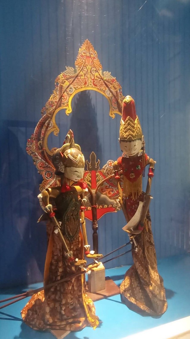 Foto Wayang Sinta dan Rama di Museum Wayang (sumber: dokumen pribadi)