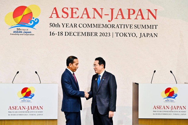 Presiden Jokowi memberi keteranganbersama PM Jepang Kishida Fumiko di Hotel The okura, Tokyo, Jepang. Foto: Laily Rachev/Biro Pers Sekretariat Presiden