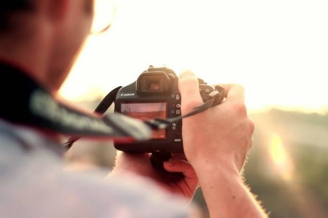 Ilustrasi teknik foto low light, sumber foto: JÉSHOOTS by pexels.com