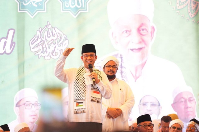 Capres nomor urut 1 Anies Baswedan menghadiri Maulid Nabi dan Haul ke-3 Habib Muhammad bin Ahmad Al Athas di Masjid Ba'alawi, Aceh Timur, Minggu (17/12)/2023). Foto: Dok. Istimewa