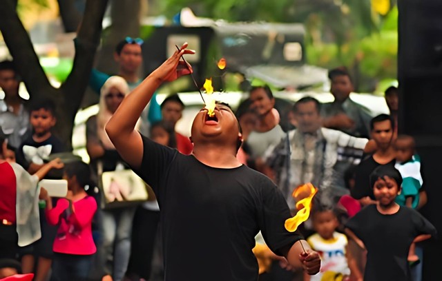 Pertunjukan Bela Diri Tradisional Debus (sumber : shutterstock.com)