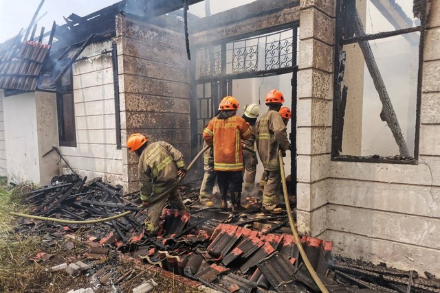 Kebakaran rumah di Jalan Samiaji, Kecamatan Cicendo, Kota Bandung, pada Minggu (17/12/2023). Foto: Dok. Istimewa