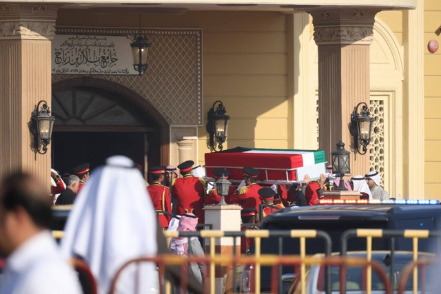 Peti jenazah Emir Kuwait Sheikh Nawaf al-Ahmad Al-Sabah dibawa dari Masjid Bilal bin Rabah selama prosesi pemakaman di Kota Kuwait, Minggu (17/12/2023). Foto: YASSER AL-ZAYYAT / AFP