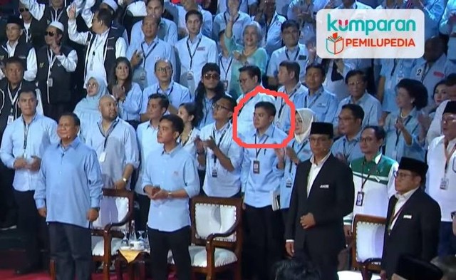 Mayor Teddy Indra Wijaya (lingkaran merah) berada di barisan pendukung Prabowo-Gibran saat debat capres pertama, Selasa (12/12/2023). Foto: kumparan