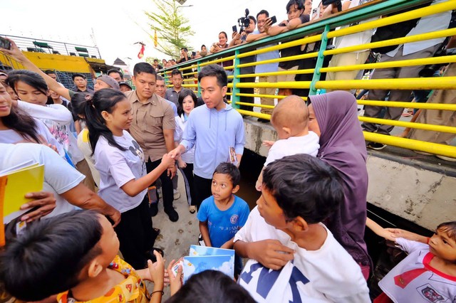 Gibran Blusukan ke Perkampungan di Sekitar Sungai Kapuas Foto: Dok. Istimewa