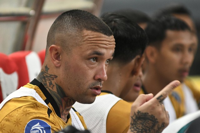 Pesepak bola Bhayangkara Presisi Indonesia FC Radja Nainggolan duduk di bangku cadangan pada pertandingan Liga 1 melawan Persita Tangerang di Stadion Patriot Chandrabhaga, Bekasi, Jawa Barat, Minggu (17/12/2023). Foto: Fakhri Hermansyah/ANTARA FOTO