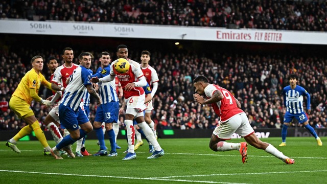 Pemain Arsenal Gabriel Jesus mencetak gol ke gawang Brighton & Hove Albion pada pertandingan Liga Inggris di Stadion Emirates, London, Inggris, Minggu (17/12/2023). Foto: Dylan Martinez/REUTERS