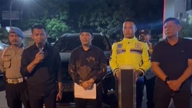 Kapolresta Tangerang Kombes Pol Sigit Dany Setiyono (memegang mikrofon) dan Zulfikar, caleg dari Demokrat (berpeci) memberi penjelasan soal video viral, Minggu (18/12/2023). Foto: Instagram/@humaspoldabanten 