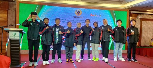 Atlet Kalbar peraih medali di kejuaraan anggar Borneo Cup Fencing Challenge Trophy 2023 and Borneo Junior Fencing Championship 2023 di Miri, Serawak Malaysia. Foto: Dok. Istimewa