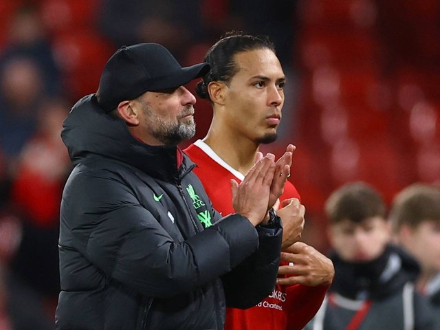 Manajer Liverpool Juergen Klopp dan Virgil van Dijk  setelah pertandingan. Foto: Molly Darlington/Reuters