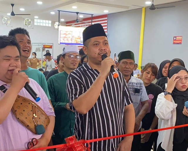 Peresmian cabang Bebek Carok Tretan Muslim di Pontianak. Foto: Rere Hutapea/Hi!Pontianak