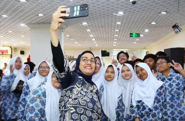 Menteri Keuangan Sri Mulyani berfoto bersama pelajar di Sekolah Indonesia Jeddah (SIJ) di Jeddah, Arab Saudi, Senin (18/12). Foto: instagram/@smindrawati