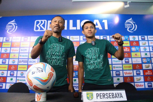 Pelatih caretaker Persebaya Uston Nawawi (kiri). Foto: Masruroh/Basra