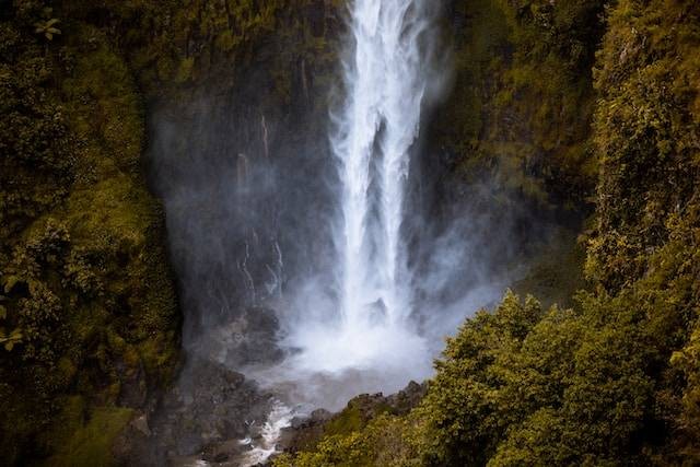 Harga tiket masuk Air Terjun Kanto Lampo. Foto hanya ilustrasi bukan tempat sebenarnya. Sumber foto: Unsplash.com/fikry anshor