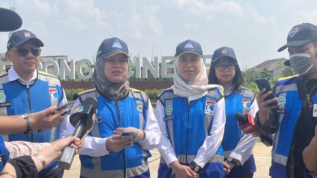 Direktur Utama PT Cinere Serpong Jaya (CSJ) Mirza Nurul dan Corporate Communication and Community Development Group Head Jasa Marga, Lisye Octaviana di Ruas Tol Serpong-Cinere Seksi 2 pada Senin (18/12/2023). Foto: Widya Islamiati/kumparan