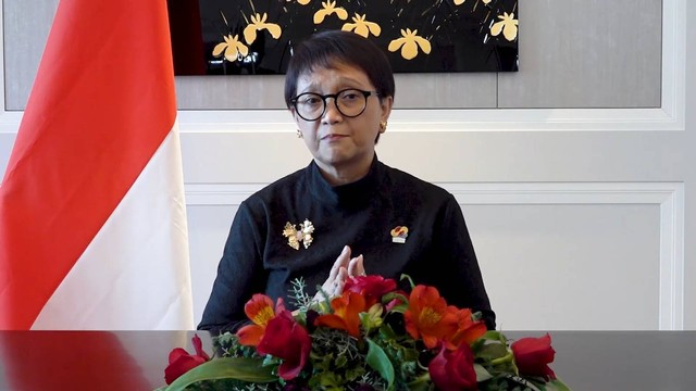 Menlu RI Retno Marsudi, saat memberikan keterangan pers, di Tokyo, Jepang, Minggu (17/12/2023).
 Foto: Youtube/Sekretariat Presiden