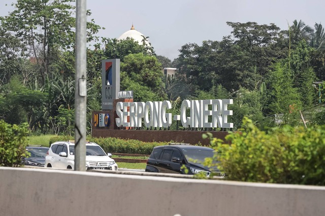 Suasana Jalan Tol Serpong Cinere Seksi 2 di Limo, Depok, Jawa Barat, Senin (18/12/2023). Foto: Iqbal Firdaus/kumparan