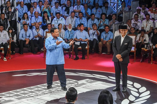 Capres nomor urut satu Anies Baswedan (kanan) dan Capres nomor urut dua Prabowo Subianto beradu gagasan dalam debat perdana Capres dan Cawapres 2024 di Gedung KPU, Jakarta, Selasa (12/12/2023). Foto: Galih Pradipta/ANTARA FOTO