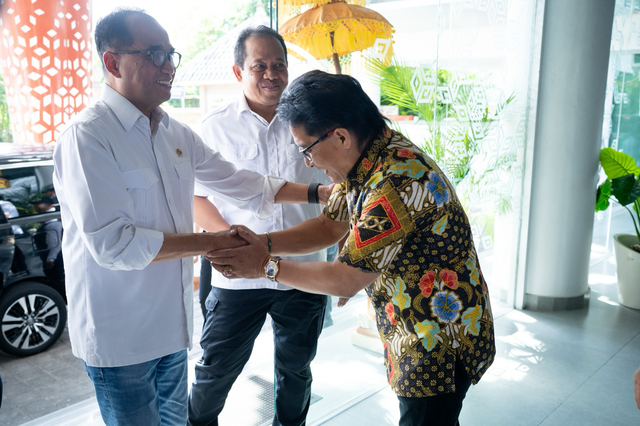 Bupati Badung, Nyoman Giri Prasta bertemu Menteri Perhubungan Budi Karya Sumadi di Kantor Otoritas Bandara Ngurah Rai, Minggu (17/12). Foto: Dok. Istimewa