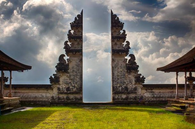 Ilustrasi Pura Goa Giri Putri Bali (foto bukan tempat sebenarnya). Sumber foto: Pixabay @BellGedi