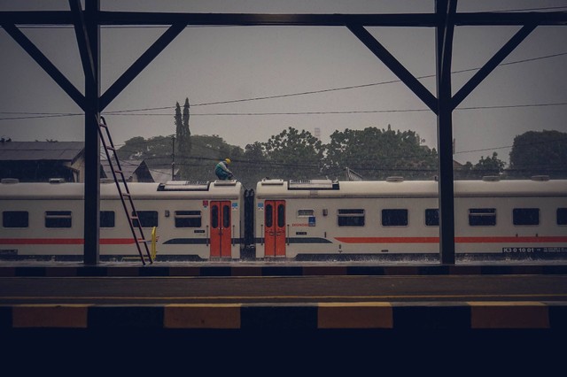 Stasiun Lempuyangan. Foto hanya ilustrasi, bukan gambar sebenarnya. Sumber: Unsplash/ Mourizal Zativa.