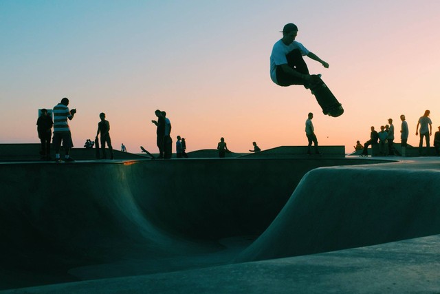 Tempat bermain skateboard di Jogja. Foto hanya ilustrasi, bukan gambar sebenarnya. Sumber: Unsplash/ Robson Hatsukami Morgan. 