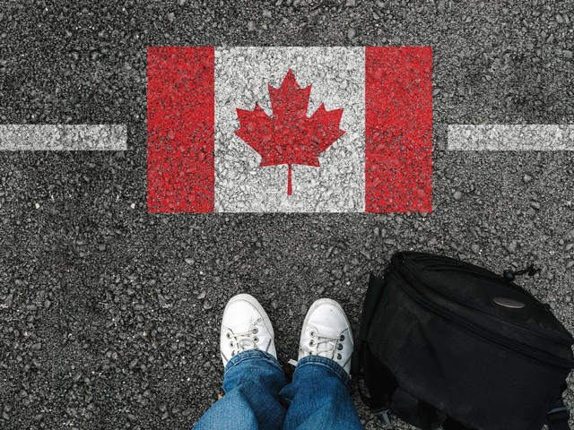 Ilustrasi imigran datang ke Kanada. Sumber: Canva.com