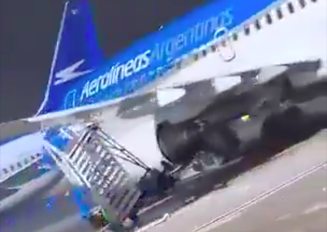 Pesawat Boeing 737-700 milik Aerolineas menabrak tangga penumpang akibat dihempas angin kencang di Bandara Buenos Aires, Argentina. Foto: X/@AndrewsAbreu