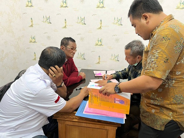 Pelimpahan Tahap II Kasus Tindak Pidana Aborsi Ketut Arik Wiantara (kedua dari kiri). Foto: Kejari Badung