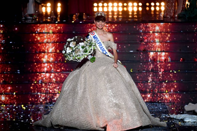 Miss France 2024, Eve Gilles (Miss Nord-Pas-de-Calais) tampil pada kontes kecantikan Miss France 2024 di Dijon, Prancis tengah-timur, pada 16 Desember 2023. Foto: Arnaud Finistre/AFP