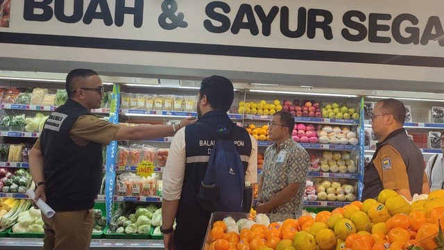 Operasi pengawasan produk oleh Disperindag Jabar ke sejumlah supermarket di Kota Bandung. Foto: Rachmadi Rasyad/kumparan