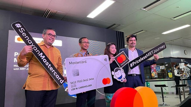 Peresmian kemitraan MRT Jakarta dan Mastercard dan naming rights Stasiun MRT Senayan Mastercard, Senin (18/12/2023). Foto: Fariza Rizky Ananda/kumparan