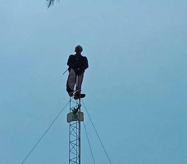 Seorang pelajar SMP panjat tower di Sleman. Foto: istimewa