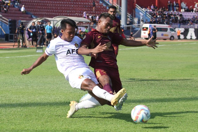 Pemain Persik Kediri Dikri Yusron (kiri) berebut bola dengan pemain PSM Makassar Safrudin Tahar (kanan) pada pertandingan Liga 1 di Stadion Brawijaya, Kota Kediri, Jawa Timur, Senin (18/12/2023).  Foto: Prasetia Fauzani/ANTARA FOTO