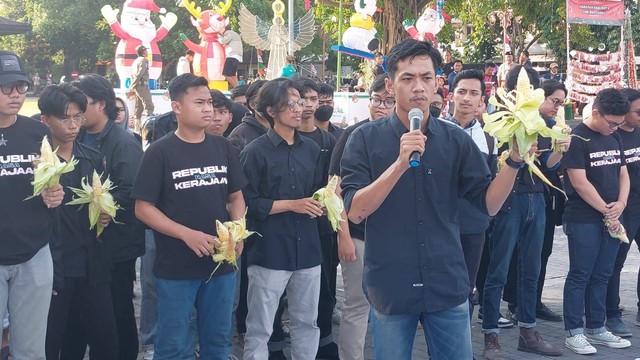 BEM Soloraya demo di Kantor Gibran di Solo. Foto: kumparan