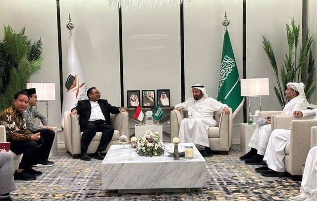 Menteri Agama (Menag) Yaqut Cholil Qoumas bertemu dengan Menteri Haji dan Umrah (Menhaj) Arab Saudi Taufiq F Al Rabiah Foto: Kemenag RI