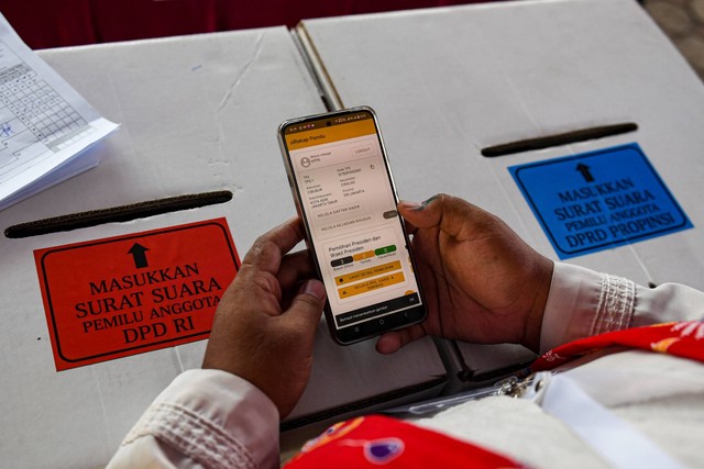 Petugas KPPS menggunakan sistem Sirekap sebagai alat bantu penghitungan suara yang tersambung dengan server KPU RI, saat simulasi pemungutan dan penghitungan suara Pemilu 2024 di Kantor KPU Jakarta Timur, Jakarta, Senin (18/12/2023). Foto: Muhammad Adimaja/ANTARA FOTO