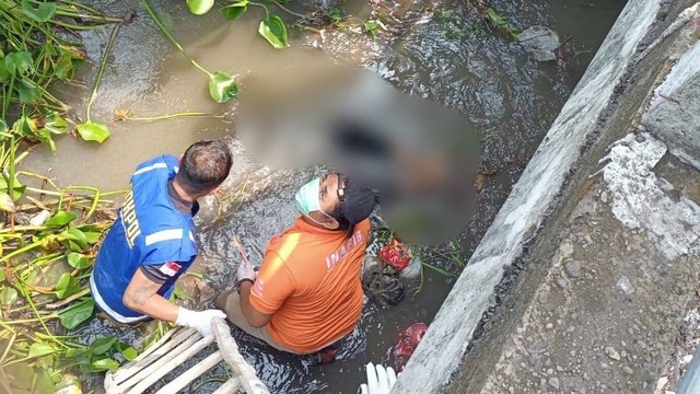 Seorang driver taksi online berinisial AM (52), warga Penatarsewu, Kecamatan Tanggulangin, ditemukan tewas di aliran sungai di kawasan Museum MPU Tantular Jalan Ali Mas'ud, Kabupaten Sidoarjo pada Jumat (15/12/2023). Foto: Dok. Istimewa