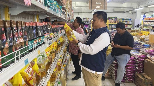Kepala Loka POM Kobar, Chatulis Indra Jaya memimpin pelaksanaan Sidak Cek KLIK di salah satu supermarket di Pangkalan Bun, Senin (18/12/2023). Foto: Ist/InfoPBUN