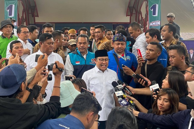 Cawapres nomor urut 1, Muhaimin Iskandar, berdialog dengan buruh di Bekasi, Jawa Barat, Senin (18/12/2023). Foto: Haya Syahira/kumparan