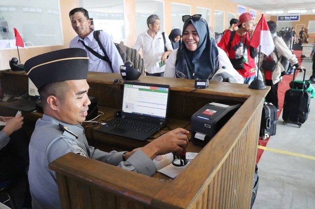 Petugas Imigrasi Polman melakukan Pemeriksaan Keimigrasian pada penumpang Kapal MV CV Cattleya Express di Pelabuhan Tanjung Silopo