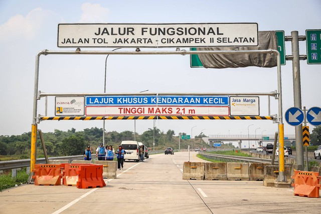 Suasana Tol Jakarta-Cikampek (Japek) II Selatan di Purwakarta, Jawa Barat, Senin (18/12/2023). Foto: Iqbal Firdaus/kumparan