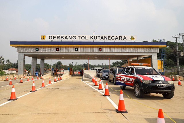 Suasana Tol Jakarta-Cikampek (Japek) II Selatan di Purwakarta, Jawa Barat, Senin (18/12/2023). Foto: Iqbal Firdaus/kumparan