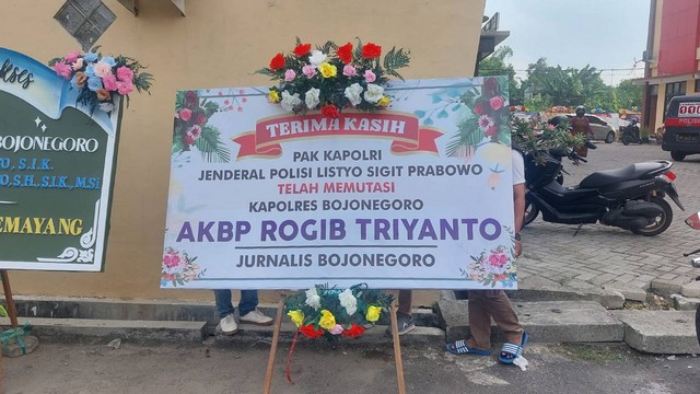 Sebuah karangan bunga yang dikirim oleh Jurnalis Bojonegoro ke Halaman Polres Bojonegoro. Senin (18/12/2023). (Aset: Imam/beritabojonegoro)