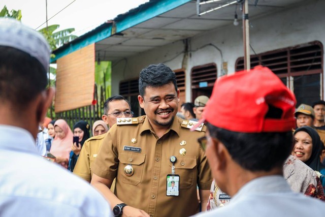 Wali Kota Medan Bobby Nasution saat mendampingi Menteri ATR membagikan sertifikat tanah di Kota Medan pada Senin (18/12/2023). Foto: Pemkot Medan
