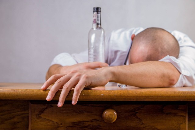 Foto orang mabuk, https://pixabay.com/photos/man-alcohol-hangover-428392/